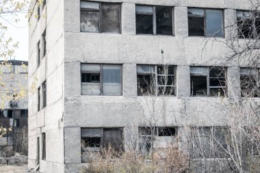 Eski terk edilmiş yıkık ev tasarım arka plan için pencere ve kapıları konut dışı Emlak olmadan