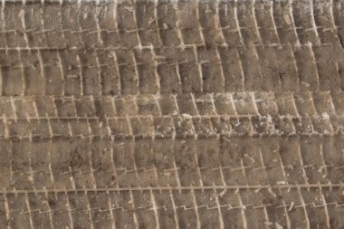 Kış sezonunda bir ülke yolda kar kir üzerinde araba lastikleri izleri