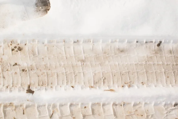 Spuren Von Autoreifen Auf Schneebedeckter Landstraße Winter — Stockfoto