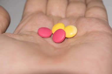 İlaç tasarımı için el yuvarlak pembe sarı Pills ilaç avuç