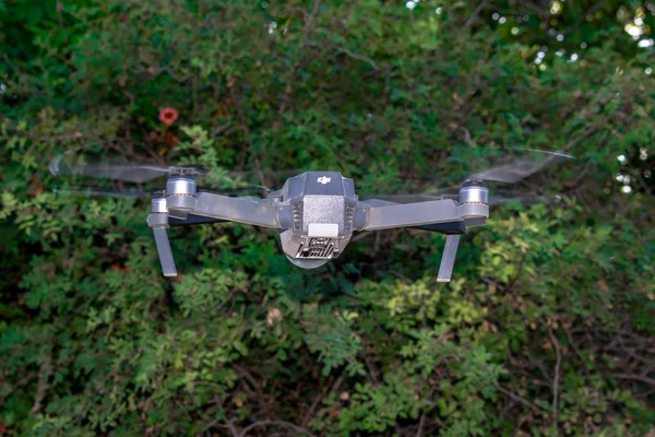 Drone Quadcopter Pilóta Nélküli Légi Jármű Forgatás Magasságokban Repül Égbolton — Stock Fotó