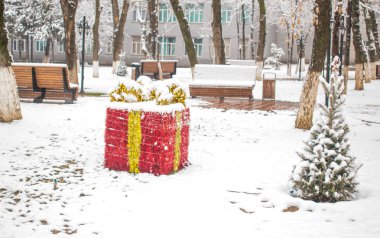 Kazakistan Shymkent City ülkenin sokaklarında Noel hediyeler topları dekorasyon 5 Ocak 2019