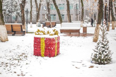 Kazakistan Shymkent City ülkenin sokaklarında Noel hediyeler topları dekorasyon 5 Ocak 2019