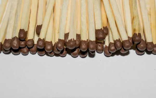 Cocok Dengan Kepala Coklat Untuk Menyalakan Api Pada Latar Belakang — Stok Foto