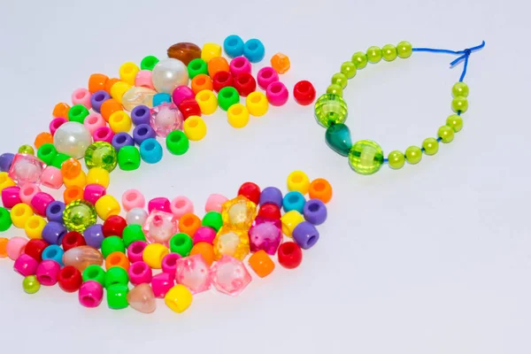 Perles Perles Multicolores Perle Pour Tresser Tresses Sur Fond Clair — Photo