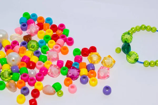 Perles Perles Multicolores Perle Pour Tresser Tresses Sur Fond Clair Images De Stock Libres De Droits