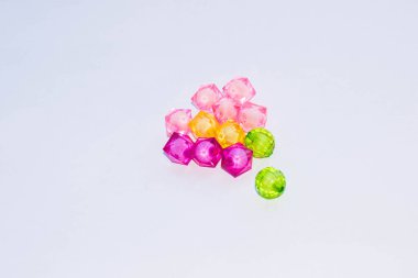 Boncuk tasarım için hafif bir arka plan örgü örgü için çok renkli inci boncuklar