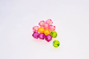 Boncuk tasarım için hafif bir arka plan örgü örgü için çok renkli inci boncuklar