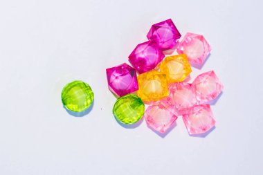 Boncuk tasarım için hafif bir arka plan örgü örgü için çok renkli inci boncuklar