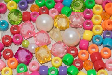 Boncuk tasarım için hafif bir arka plan örgü örgü için çok renkli inci boncuklar