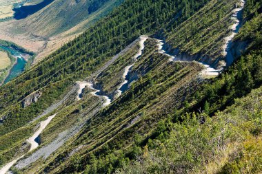 Yol asfalt Katu-Yaryk, dağ Vadisi Nehri Chulyshman Altay Cumhuriyeti, Rusya geçişte olmadan