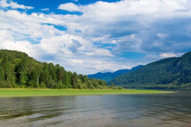 Gölü kıyısındaki Teletskoe
