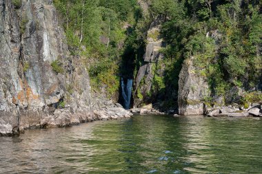 Teletskoye Gölü'nün dağlarda şelale