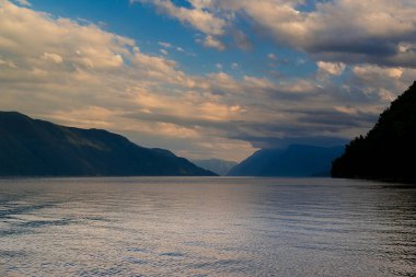 Altay dağlarında Gölü üzerinden günbatımı