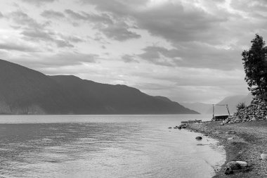 Teletskoye Gölü siyah ve beyaz fotoğraf görünümü