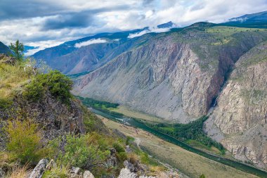 Chulyshman Nehri Vadisi Katu-Yaryk Pass, Altay Cumhuriyeti, Rusya'nın üst geçidi üzerinden görünümünü
