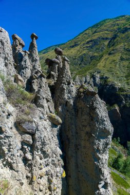 Doğal taş oluşumları Chulyshman Vadisi 