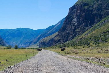 Altay dağ yolu, tozlu ve taşlı, Altay Cumhuriyeti, Rusya'nın görünümü