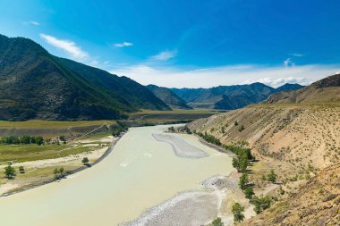 Panoramik Katun nehir, Altay Cumhuriyeti, Rusya'nın. dağlar ve tepeler, arasında bir yaz günü akan bir çamurlu nehir geniş bir bantını