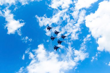 Rusya, Zhukovsky, 23 Temmuz 2017: Uluslararası Havacılık ve uzay Salon Maks-2017, avcı uçağı uçuşlar. Yıllık olay, bilimsel konferanslar, iş siteleri, dünyanın en parlak uçuş programı.