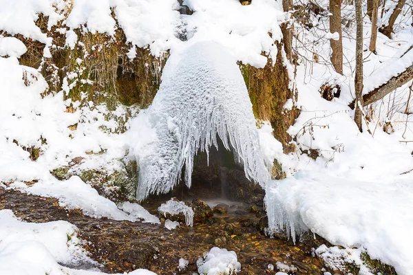 Rainbow Falls Zimě Dóm Ledu Přes Tekoucí Vodu Rusko Malý — Stock fotografie