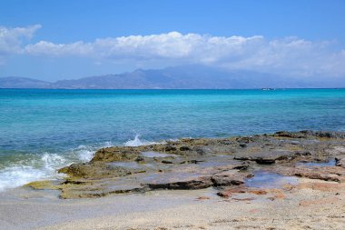 Ada Chrissi, koruma alanı, Yunanistan, Girit'ten Adası görünümünü kayalık sahil, mavi deniz, dağlar bulutlar uzaktan