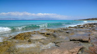 Ada Chrissi, koruma alanı, Yunanistan, Girit'ten Adası görünümünü kayalık sahil, mavi deniz, dağlar bulutlar uzaktan
