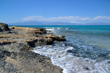 Ada Chrissi, koruma alanı, Yunanistan, Girit'ten Adası görünümünü kayalık sahil, mavi deniz, dağlar bulutlar uzaktan
