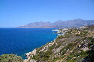 Dağlar ve deniz Girit, Yunanistan, görünümünü ön planda yeşil çalılar ile bir dağ, uzaktan Dağları sis ve pürüzsüz yüzey deniz
