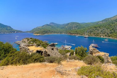 Türkiye, Fethiye ilçesi, 03 Ağustos 2018, Bay Körfezi ile Yatlar, güneşli gün görünümü görüntülemek dağlardan yatlar ve dağlar