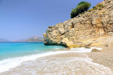 Bir çakıl plaj dalgalar büyük bir kaya üzerinde kırmak Kidrak beach, Türkiye, dalgalar, önünde büyük köpük dalgalar sıçramasına ortasında deniz, doğru plaj, büyük dağ yaptı