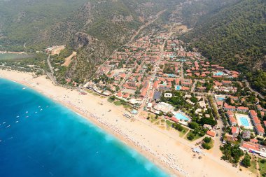 Ölüdeniz şehir ve plaj, Türkiye, mavi deniz, Beldzhekiz beach, sarı kum hava görünümünü tükürmek, yeşil dağlar, havadan görünümü