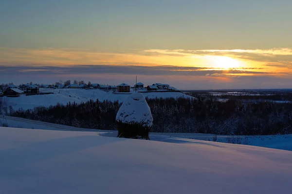 Haystack Campo Neve Intocada Pôr Sol Malye Karely Região Arkhangelsk — Fotografia de Stock