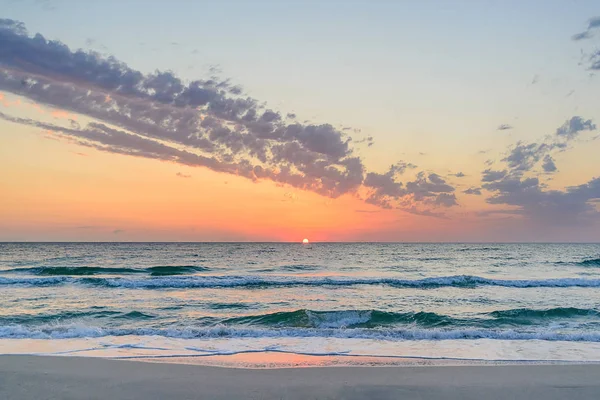 Lange golf aan de kust, Dawn on the Sea, Tunesië — Stockfoto