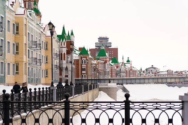 Rússia, Yoshkar-Ola, Bruges aterro, 09 de março de 2019, dia de inverno nublado, vista dos edifícios — Fotografia de Stock