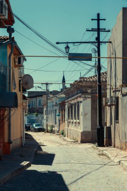 Eski şehrin caddesinde bir sokak lambası ve evden eve bir sürü kablo, eski tarz dikey fotoğraf..