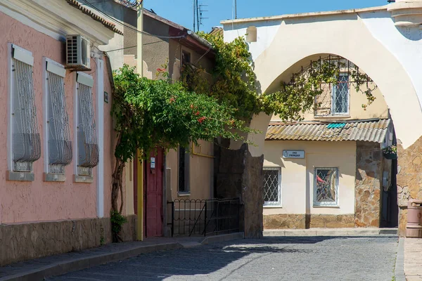 Fragment van de straat van oude stad op zonnige namiddag, Yevpatoriya, de Krim. — Stockfoto