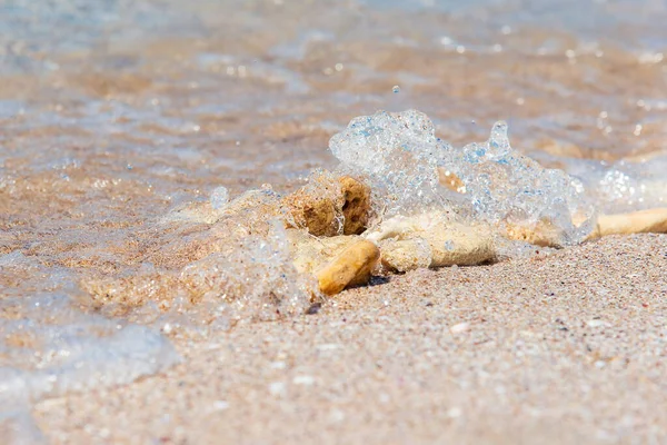 Gele Stenen Het Zand Close Bedekt Door Zee Golf Spatten — Stockfoto