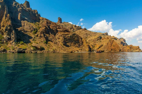 Havslandskap Med Höga Berg Krim Gula Berg Och Deras Reflektion — Stockfoto