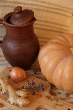 Zencefilli balkabağı ve biraz sebze... Vejetaryen imajını kapatın.