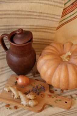 Zencefilli balkabağı ve biraz sebze... Vejetaryen imajını kapatın.