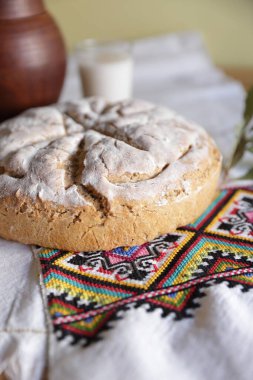 Geleneksel arka planda ev yapımı yeni pişmiş ekmek