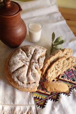 Geleneksel arka planda ev yapımı yeni pişmiş ekmek