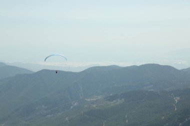Hgih dağından sisli havada aşırı adrenalinle paraşütle atlamak