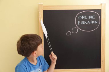 Covid çevrimiçi eğitim okula dönüş konsepti