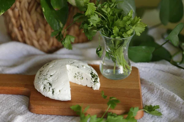Hausgemachter Käse Aus Milch Mit Gemüse Bord — Stockfoto