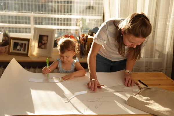 Hermosa Mujer Trabajando Casa Con Niña Linda Cortar Patrones Vestido — Foto de Stock