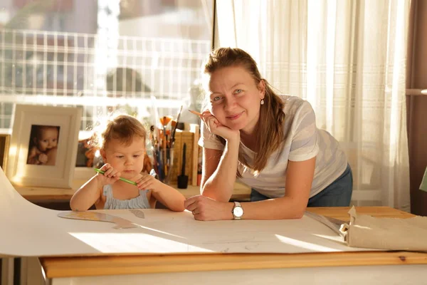 Schöne Frau Arbeitet Ihrem Haus Mit Ihrem Kleinen Süßen Mädchen — Stockfoto