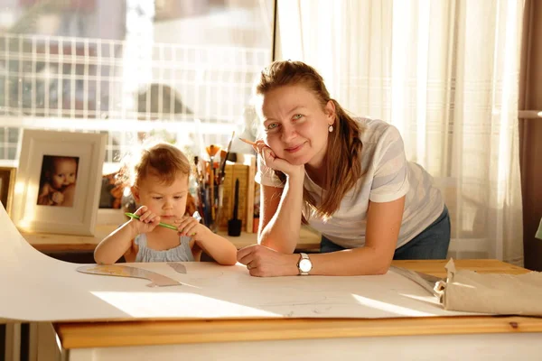 Bella Donna Che Lavora Nella Sua Casa Con Sua Piccola — Foto Stock