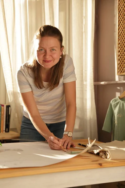 Schöne Frau Arbeitet Ihrem Haus Mit Ihrem Kleinen Süßen Mädchen — Stockfoto